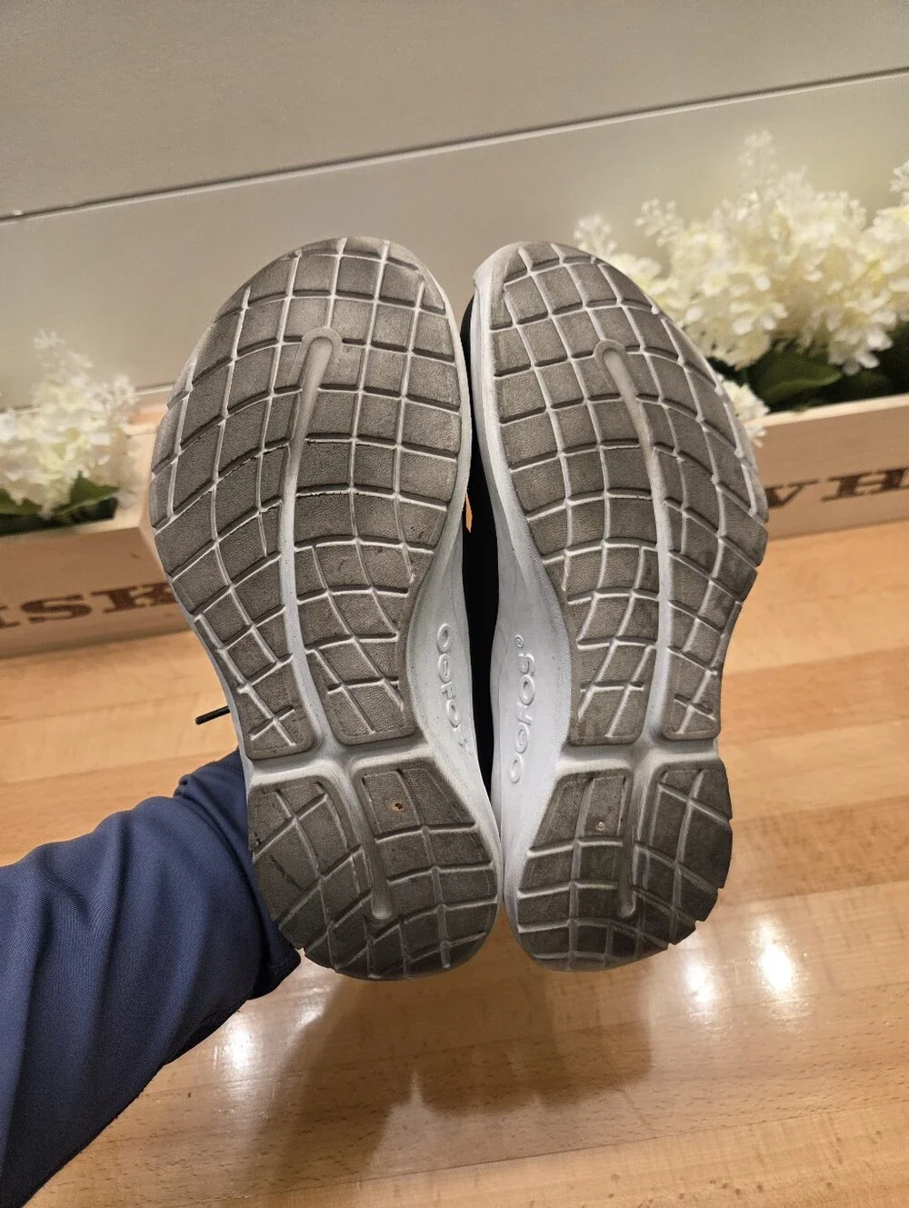 OOFOS OOmg Sport LS Recovery Shoes Black/White Womens Size 7.5